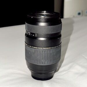 Tamron AF 70-300mm 1:4-5.6 Tele-Macro (1:2) Lens for Nikon DSLR Cameras